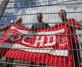 Hessen Dreieich Fans mit einer Zaunfahne