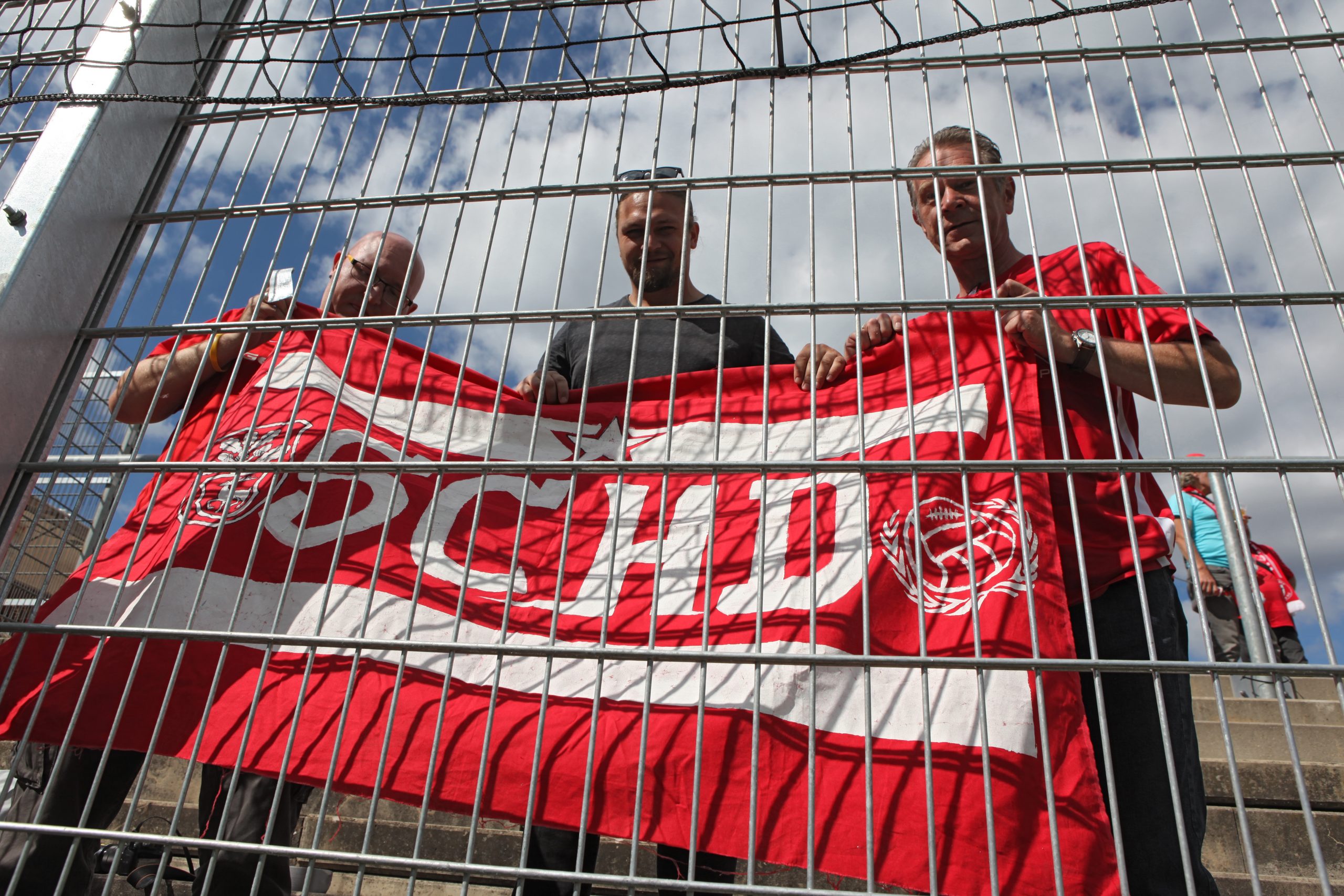 Hessen Dreieich Fans mit einer Zaunfahne