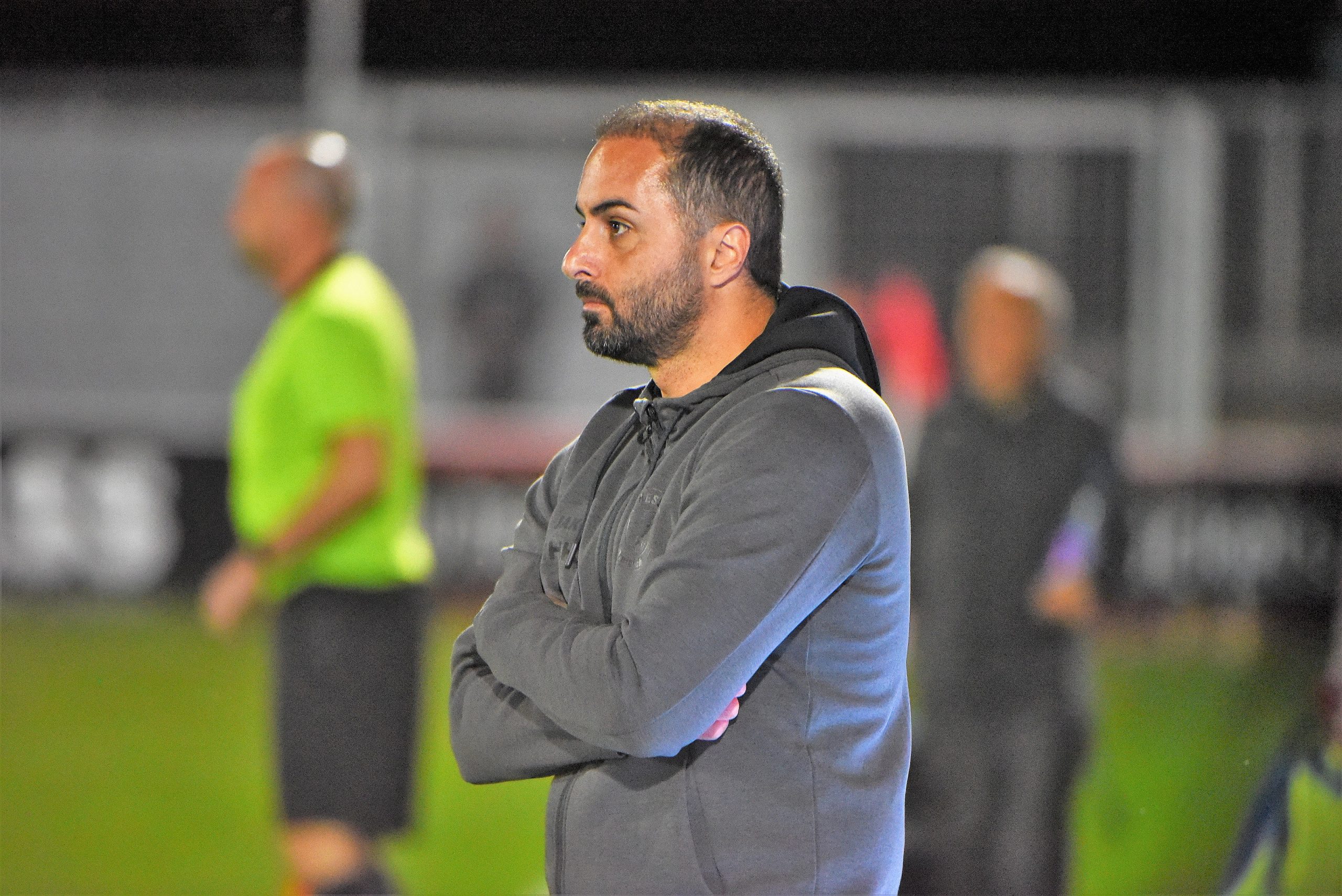 Dreieichs Trainer Taner Yalcin beobachtet das Spiel seiner Mannschaft
