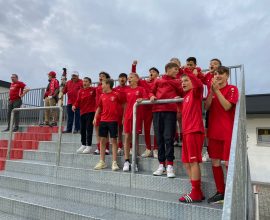 Jugendspieler jubeln dem SC Hessen Dreieich im Stadion zu