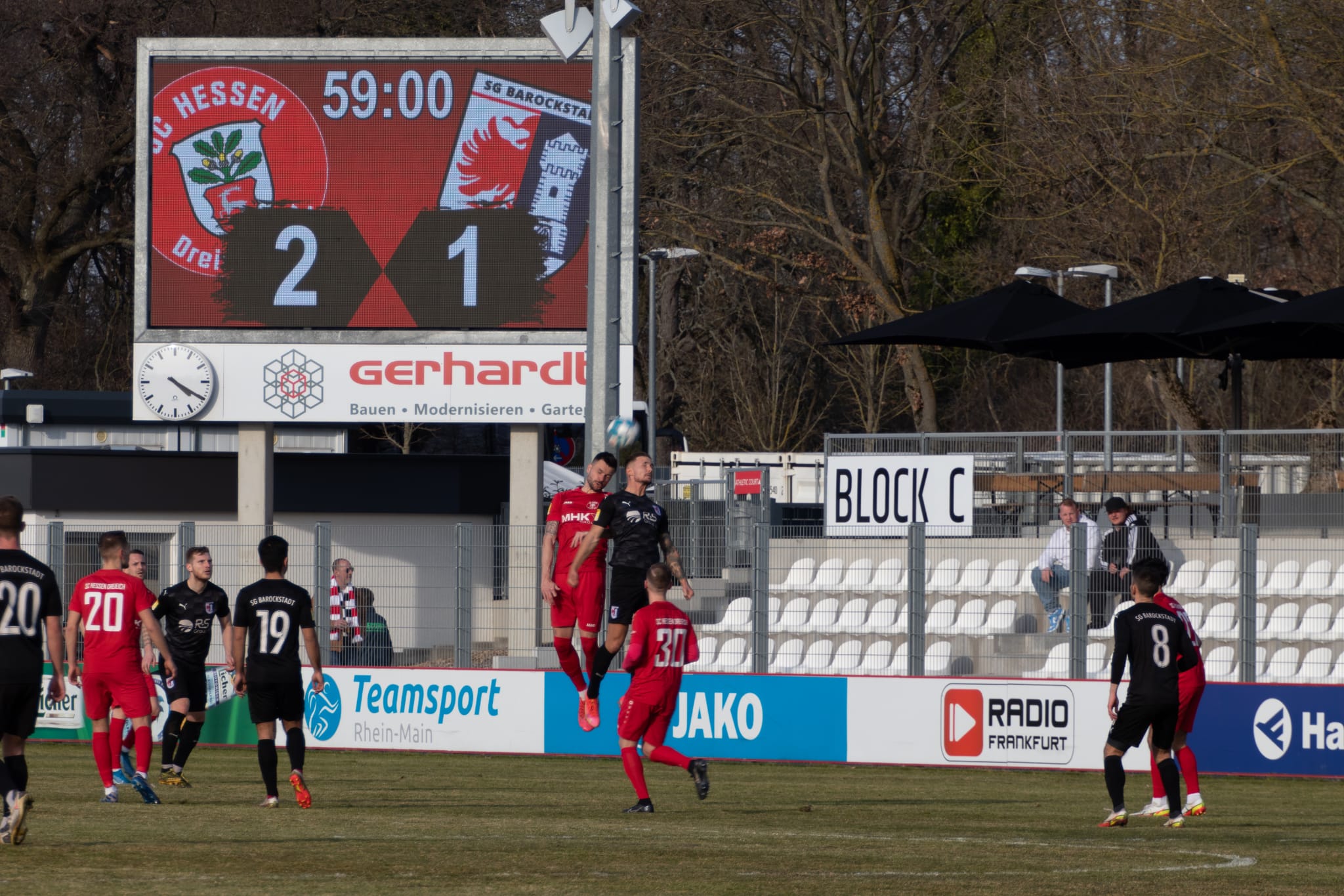 Spielszene aus dem Hinspiel des SC Hessen gegen Barockstadt Fulda